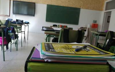 Hogei ikasle isolatu dituzte