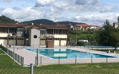 Artziniegako Udalak isuna jarriko dio igerilekuak berritu dituen enpresari, ia urtebete atzeratu delako