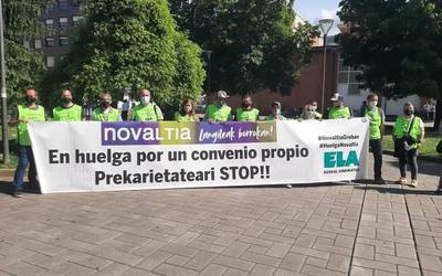 Novaltiako grebalariek Laudioko farmazien atarietara eraman dituzte euren aldarriak, berriz