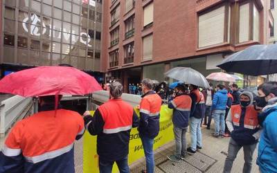 Tubos Reunidosen egoitzaren aurrean egin dute protesta gaur
