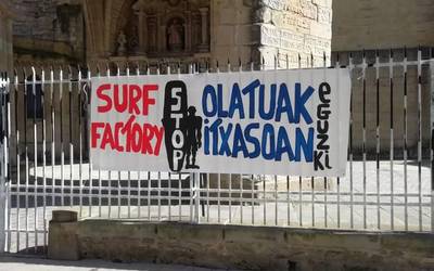 Donostiako olatu artifizialaren aurkako mugimenduaren lehen sinatzaileen artean da Alex Uranga