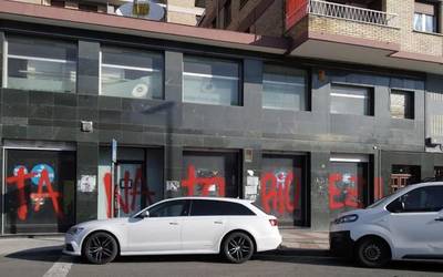 Beilatokia izango den lokalean egindako pintaketak gaitzetsi ditu San Felipek