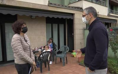 COVID-19a gainditu eta konfinamendu luzea egin duen bost kideko familiaren istorioa