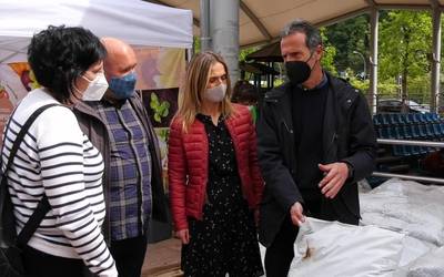 Konposta banaketa kanpaina bisitatzen izan dira GHk-ko arduradunak
