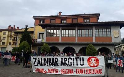 Mobilizazioa egin dute Zaldibarren zabortegia amildu eta 15 hilabetera