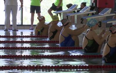 Igerilariak "gustura" lanen emaitzarekin, Oñatiko igerileku berrian egindako lehiaketan