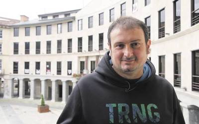 “Tubacexek beharginen lan-baldintzak okertu nahi ditu irabazi gehiago izateko”