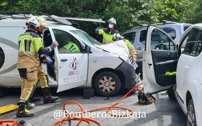 Pertsona bat zauritu da auto bik Iurretan izan duten istripuan