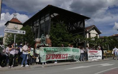 Dozenaka lagun mobilizatu dira La Encina egoitzako kaleratzeen aurka
