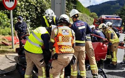 Hildako bat Luiaondon, hiru autoren artean gertatutako istripuan