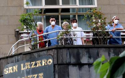 Egunero irteteko eta astean hiru bisita jasotzeko aukera izango dute adinekoen egoitzetan