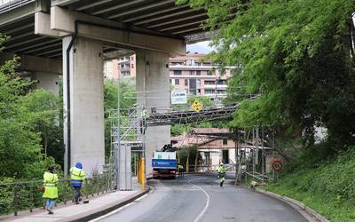 Ermuaranbide kalea itxita egon da autoentzat zein oinezkoentzat, autopista azpiko obretan aldamio zati bat jausi delako