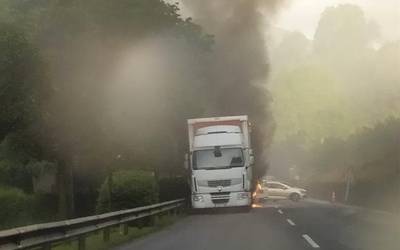 Kamioi batek su hartu du Munategin eta auto ilara ikaragarriak sortu dira