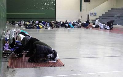 Ramadan bukaerako ospakizuna egin da goizean frontoian