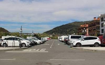 Udan autoa aparkatzeko pegatinak maiatza bukatu aurretik banatuko ditu udalak