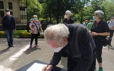 Berrizko pentsiodunek 500 bat sinadura batu dituzte Eguneko Zentroa eta Jubilatuen Etxea egiteko