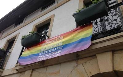 Sexu-aniztasunaren aldeko leloak erakutsiko dituzte Abadiñoko udal eraikinek