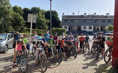 Mank-ek errugbi, futbol, triatloi eta surfaren aldeko apustua egin du