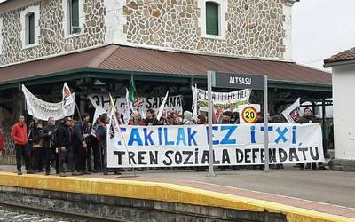 Parlamentua tren geltokiko txarteldegia zabaltzearen alde