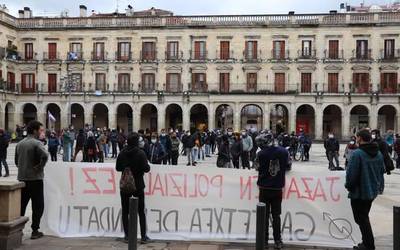 Ertzaintzaren "neurriz kanpoko oldarraldia" salatu du Gasteizko Gaztetxeak