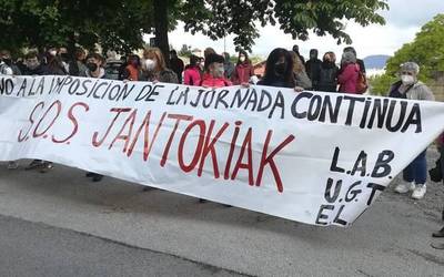 LAB, ELA eta UGT sindikatuek eskatu dute ez dezatela eskola guztietan jardunaldi jarraitua inposatu