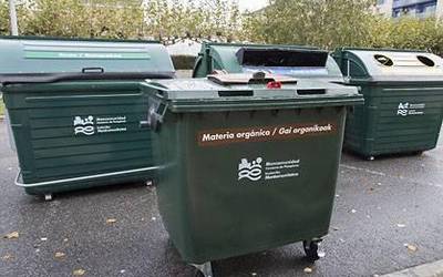 Gorpu bat aurkitu dute birziklatzeko papera eta kartoia biltzeko kamioi batean