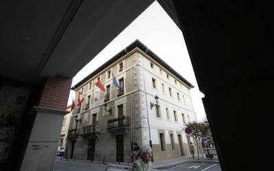 Nafarroako Administrazio Auzitegiak atzera bota du euskara meritu gisa hartzea Atarrabian