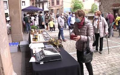 San Isidro egunez, azoka egin dute ekoizle eta artisau antzuolarrek