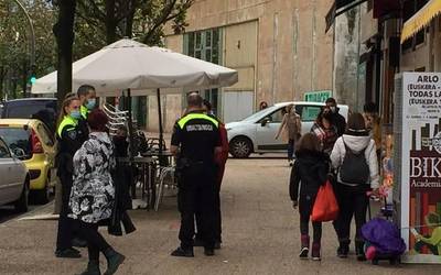 Udaltzain batek lepotik heldu zuela salatu du herritar batek, ustez pegatina bat jartzeagatik, eta udalak esan du hori gezurra dela
