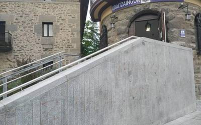 Udaltzaingoaren aurka agertutako margoketak gaitzetsi dituzte