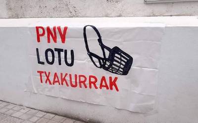EAJren esanetan, Sondikako eta Derioko batzokien kontrako erasoek agerian uzten dute alderdiaren egoitza sozialak hertsapen-kanpaina onartezina pairat