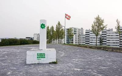 Ikurrina bat jartzeagatik, Udalak Mozal Legea ezarri die Zabalganeko hiru bizilaguni