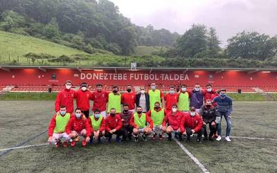 Jagoba Arrasateren ezusteko bisita izan dute Doneztebe Futbol Taldearen entrenamenduan