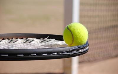 Udako tenis ikastaroetan izena emateko epea, zabalik