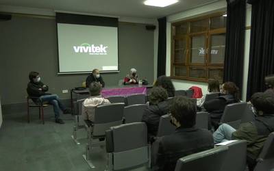 Ekai Lersundi gazte transexualaren bizitza jasotzen duen dokumentala ikusi dute Adunan