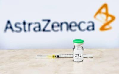 21.000 nafarrek bigarren dosia AstraZeneca edo Pfizerrena jaso nahi duten erabaki behar izatea kritikatu dute parlamentuan