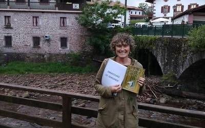 «Erratzuko historia kontatzeko modu bikaina da antzerkia»