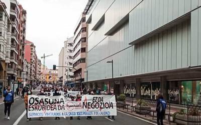 Osasun publikoaren aldeko aldarria zabaldu dute Gasteizko kaleetan
