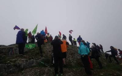 Martxa egin dute Untzueta mendiaren gailurrean Nafarroako Erresumako gaztelu bat egon zela aldarrikatzeko