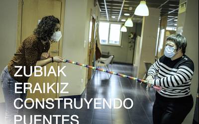 Aniztasun funtzionalaren gaia hartuta, argazki erakusketa osatu du ‘Zubiak eraikiz’ egitasmoak