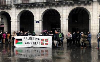 Palestinarrei elkartasuna agertzeko elkarretaratzea egin zuten barikuan