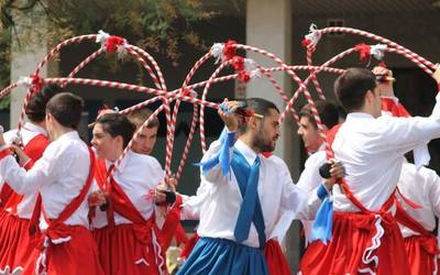 Ikastetxeetan eta plazan dantzatuko du Oñatzek aurtengo Corpus jaietan