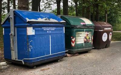 Kurutzondoko edukiontzi batean txakurkumeak abandonatuta utzi izana gaitzetsi du Elorrioko Udalak