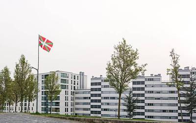 Mozal Legeaz gain, 900 euro gehiago isunetan ikurrina jarri zuten Zabalganeko bizilagunei