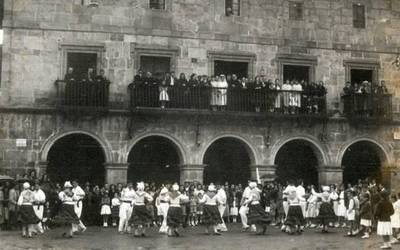 Herriko argazki historikoak bildu nahi dituzte Aramaion