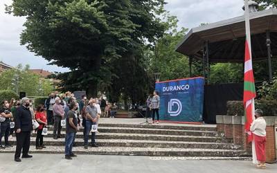 Ikurrina altxata eta elkarteak omenduta ekin diete Durangoko Euskal Jaiei