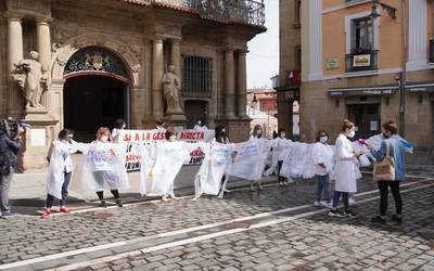 2.000 sinadura baino gehiago, egungo etxez etxeko arreta zerbitzuari eusteko