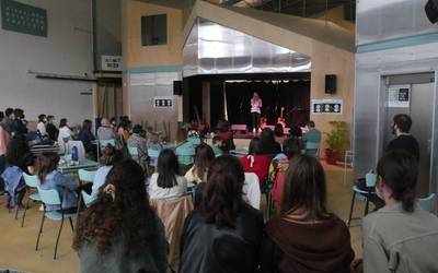 Musika eta umore onez bete dute Esti eta Mikel Markezek Faktoria