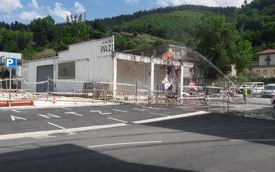 Zalduspeko eraikinak botatzen hasi dira