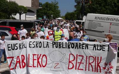 Kalera atera dira gaur berriro Zabaleko ikastetxearen itxieraren kontra
